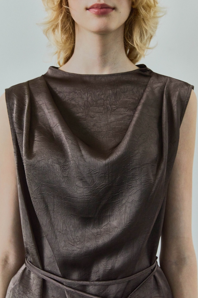  DRAPED SATIN SLEEVELESS TOP / BROWN