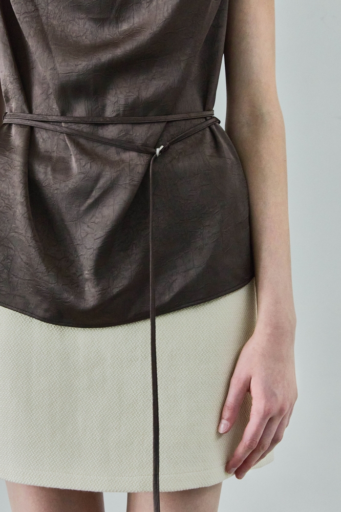  DRAPED SATIN SLEEVELESS TOP / BROWN