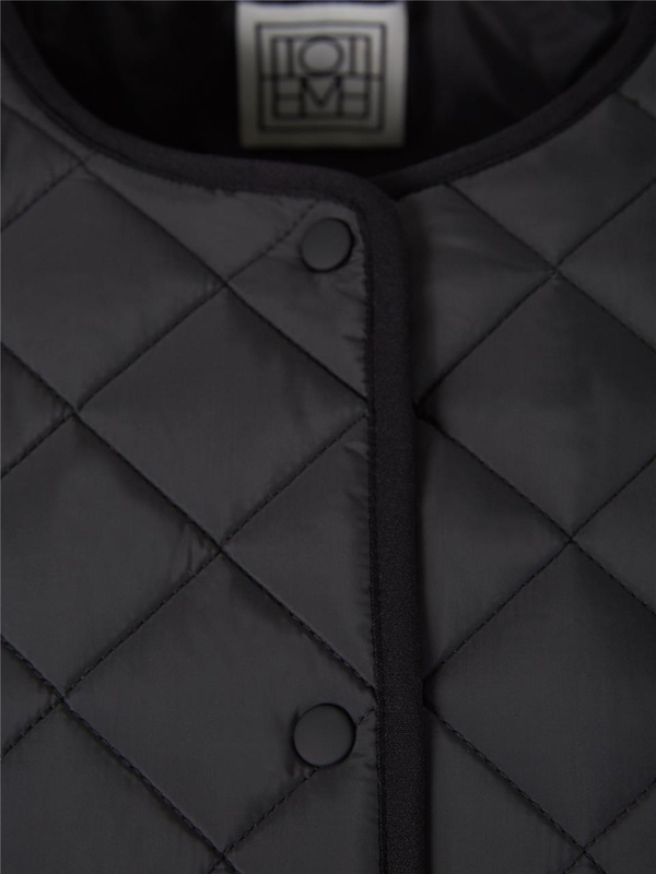 토템 SS25 Technical Quilted Jacket 211-177-732 One Color