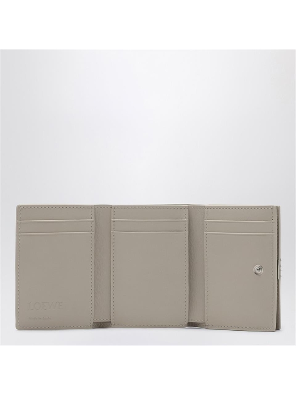 로에베 FW24 Loewe Anagram ivory grained leather trifold wallet C821TR2X08LE White