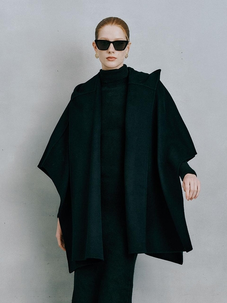 IT_Black mid length cape coat