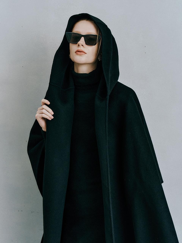 IT_Black mid length cape coat