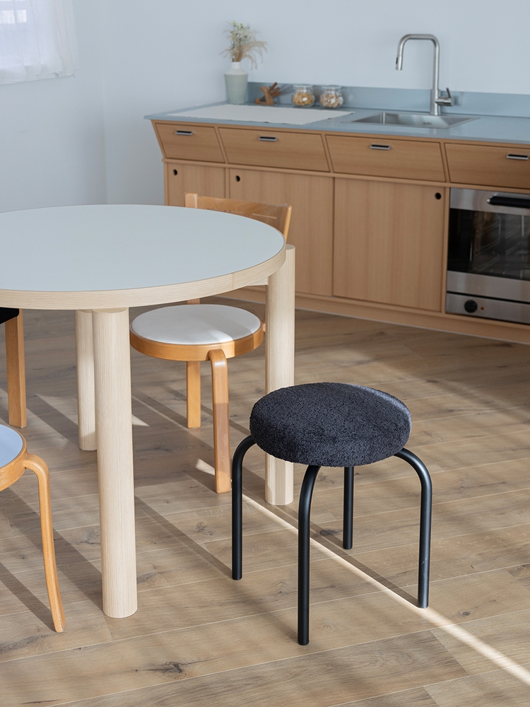 Curve Stool - Black