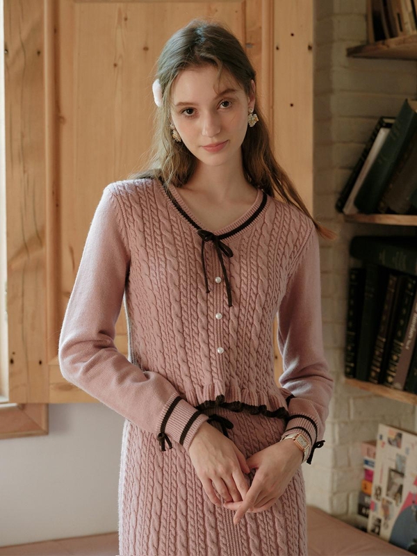 1/2예약배송_Cest_Contrast color bow knit top