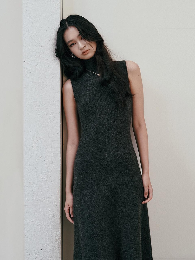 IT_Sleeveless turtleneck knit dress