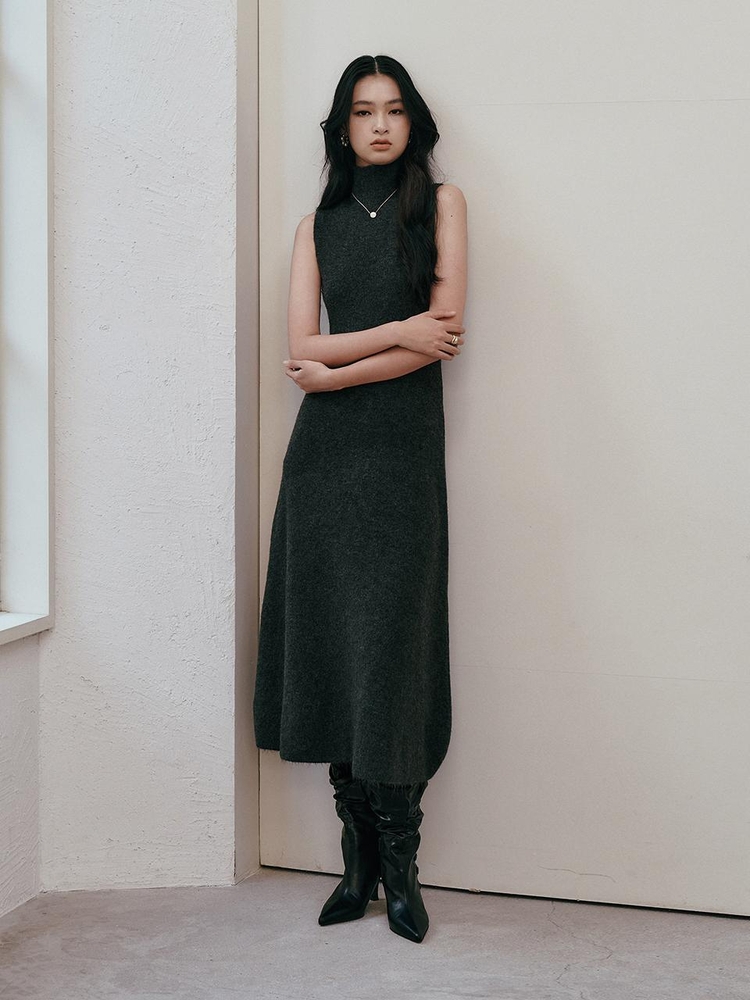 IT_Sleeveless turtleneck knit dress