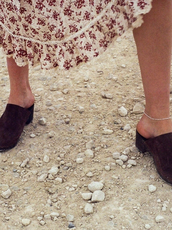 ANOUK CLOG -- CHOCOLATE SUEDE