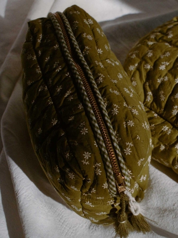 HOLLOWAY PETITE QUILTED POUCH -- CYPRESS CALICO