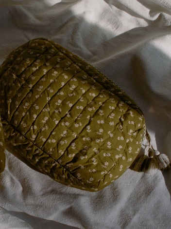 QUINCE GRANDE QUILTED POUCH -- CYPRESS CALICO